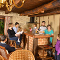 Le bar du coin cuisine du Gite rural familial sur ferme BIO, le Vieux Domaine au Masbareau, en Limousin, Haute-Vienne, Nouvelle-Aquitaine