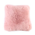 Coussin en peau de mouton rose poudré