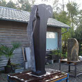 Schwarze Skulptur | Quarzhaltiger Kalkstein | 200cm | 2018 | €12.000.-