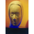 Frau auf blauem Glas - Portrait | Kristalliner Marmor | verkauft