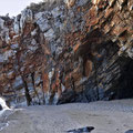 Mylopotamos Beach - Höhle und Felsentor vom hinteren Strand betrachtet.