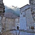 Das alte Kloster Agios Dionysios - Blick durch zerstörte Außenmauern auf die restaurierten Wehrtürme.