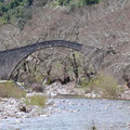 Die Steinbrücke Agiou Vissariona bei Pyli.