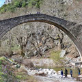 Die Steinbrücke Agiou Vissariona überspannt den Portaikos.