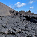 Im Vordergrund Pahoehoe Lava, in der Bildmitte ein jüngerer Strom aus "Aa" Lava.