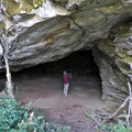 Kurz darauf führt ein kleiner Seitenweg zur Höhle des Zentauren Cheiron.