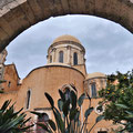 Agia Triada - Blick durch den Bogengang auf die Kuppeln der Kirche.