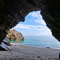 Mylopotamos Beach - eine Höhle gibt es auch.