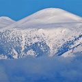 Am frühen Morgen zeigen sich die schneebedeckten Gipfel des Olymp noch fast wolkenfrei.