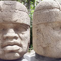 Kolossalkopf von San Lorenzo (Front- und Perfilsicht), heute im Museum von Xalapa