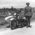 Officier de la circulation avec sa moto dans la région de la vallée de la Matapédia vers 1940