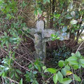 Pluwig. Altes Konderkreuz. Ansicht vom Pfarrgarten aus. Dem Corpus fehlen die Beine.
