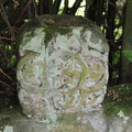 Pluwig. Altes Konderkreuz. Auf dem Inschriftbalken befindet sich ein geheimnisvolles Kreuz aus Kreisen. (Detail auf dem Konderkreuz).