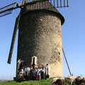 Devant le moulin à vent de Gornac.