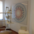 Lebendiger Meisterkristall im Behandlungsraum einer Zahnarztpraxis, Echtfoto hinter Acylglas, 140 x 140 cm. © Susanne Barth