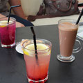 Un chocolat chaud pour Ly-Anne et deux "Limunada" l'une aromatisé à la fraise et l'autre au cassis. La limunada est un citron pressé, c'est la boisson des heures chaudes en été.
