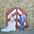 Brautpaar vor einem alten Tor am Schloß Hünnefeld