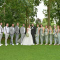 Brautpaar mit einer großen Gruppe Brautjungfern und Brautjunker in Herford