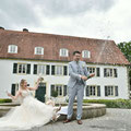 Brautpaar im Kurpark Bad Holzhausen mit einer Flasche Champagner