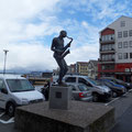 Molde - Sur la place du marché, une statue de bronze"jazzgutten": un jeune joueur de jazz avec son saxophone. Molde organise chaque année un festival international de jazz.