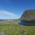 Lofoten - Ile de Vestagoy: Eggum - Le chemin se faufile entre un lac (à droite) et la mer (à gauche)