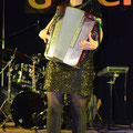 Karine avec les musiciens de l'orchestre Généric