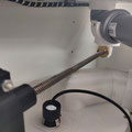 ...eine Trapezgewindestange, die auf 6 mm runtergedreht und abgeflacht wird, hinein...