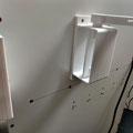 ...an der Rückwand in der Mitte vom Abluftrohr montiert wird.