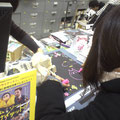 タワーレコード新宿店　巨大POPにコメントとイラストとサイン書いてます。