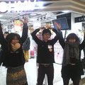 HMV池袋店　店員さん流通屋さんと共に「H・M・V」の人文字。見えるかな？？