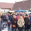 Egon Jüttner bei der Eröffnung des Adventsmarktes in Sandhofen