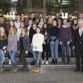 Egon Jüttner mit Schülerinnen und Schüler des Ursulinengymnasiums im Paul-Löbe-Haus des Deutschen Bundestages