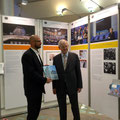 Egon Jüttner zusammen mit dem Leiter der Stadtbibliothek, Dr. Bernd Schmid-Ruhe, bei der Eröffnung der Wanderausstellung "Deutscher Bundestag" im Stadthaus N1