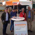 Egon Jüttner beim Bürgergespräch auf dem Neckarauer Marktplatz