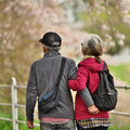 「老夫婦」藤沢市 / 榎本：ご主人の力の入った右腕、奥さんのご主人の体を支える左腕が気になりました。ご主人の体が回復し、二人で桜を眺めている様子が心に残りました。