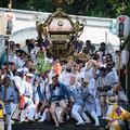 神輿発輿式/神輿が神社前の急階段を降り始めました。
