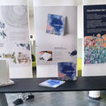 Ausstellungsplakat mit zwei Büchern zum Durchbättern