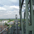 Blick von der Plattform an den Seilscheiben auf den zweiten Förderturm