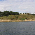 Île de Gavrinis : Début de vue sur le Cairn à partir de la mer.