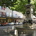 Millau : Fontaines, maisons et balcons (place Foch).