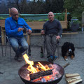 Am Lagerfeuer Stockbrot, und Würstl