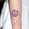 livvy´s finger-peace-tree tattoo