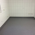 Holkehlen an der Wand sorgen für eine Wannenförmige 'Ausbildung der Beschichtung