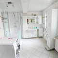 Großes Badezimmer mit ebenerdiger Dusche