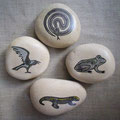 Steine für Richtungen: Rabe, Salamander, Frosch, Schnecke.