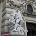 Vienne - Statue à l'entrée.