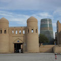 Khiva - Porte Ouest ( Ata-Davarza) - Le Minaret  Kalta Minor et la Médersa Amin Khan.