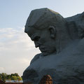 Brest - Le Monument Courage. Le buste d'un défenseur de la place,a été sculpté dans un énorme bloc de granit.