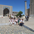 Samarkand - Le groupe devant le Régistan