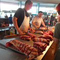 Brest - Le marché: la viande est découpée à la hache !!!